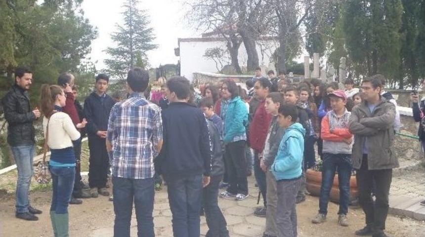 Eskişehirli Ortaokul &Ouml;ğrencilerinden Şeyh Edebali T&uuml;rbesine Ziyaret