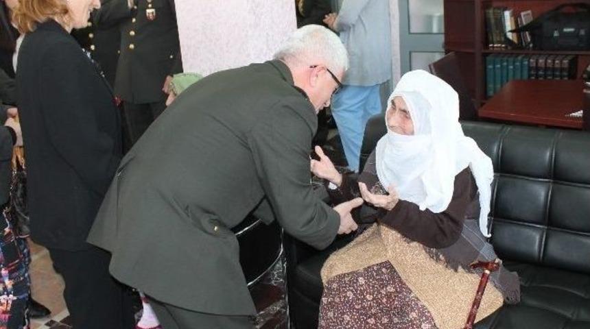 Askerden Huzurevine Ziyaret