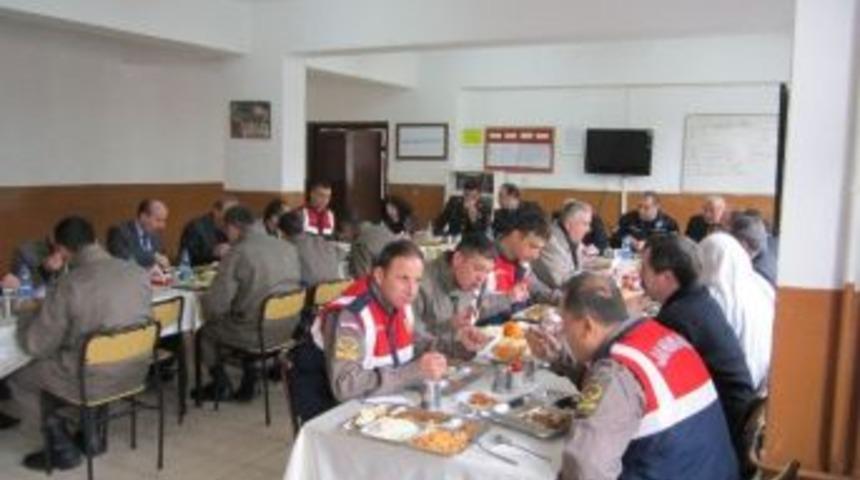 Kaymakam &Ouml;zdemir&rsquo;den Şehit Ailelerine Yemek