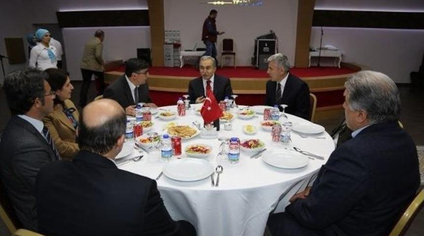 Vali B&uuml;y&uuml;k Veda Yemeğine Katıldı