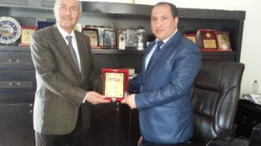 Ak Partili &Ccedil;i&ccedil;ekli Belediye Başkanı Kılı&ccedil;, Plaketle &Ouml;d&uuml;llendirildi