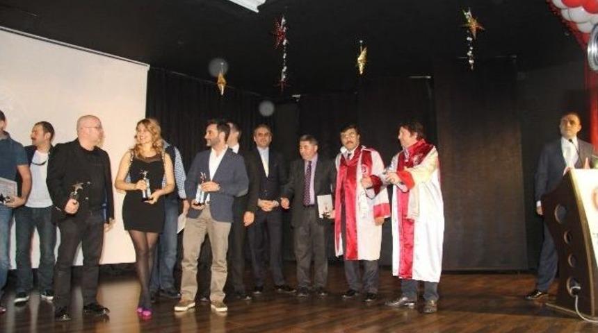 Yeni Y&uuml;zyıl &Uuml;niversitesi İletişim &Ouml;d&uuml;lleri Sahiplerini Buldu