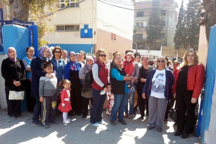 İzmir'de "okulumuzu Istiyoruz" Eylemi