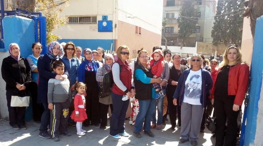 İzmir'de "okulumuzu Istiyoruz" Eylemi
