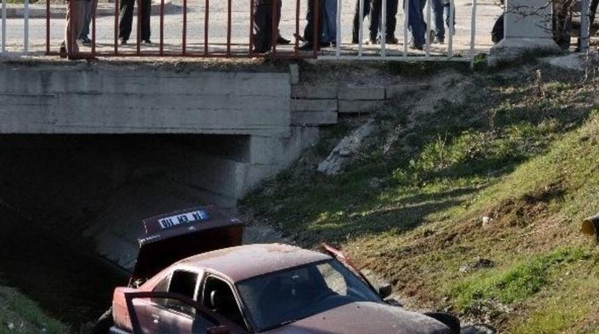 İki Otomobil &Ccedil;arpıştı: 4 Yaralı