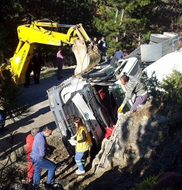 Beton Mikseri Devrildi, Sürücü 2,5 Saat Ecel Terleri Döktü