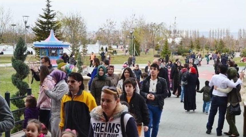Masal Şatosunu 10 G&uuml;nde 30 Bin Kişi Ziyaret Etti
