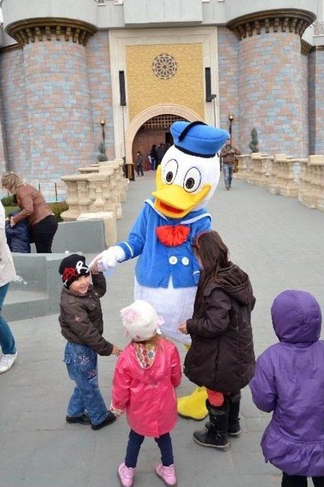 Masal Şatosunu 10 G&uuml;nde 30 Bin Kişi Ziyaret Etti 2