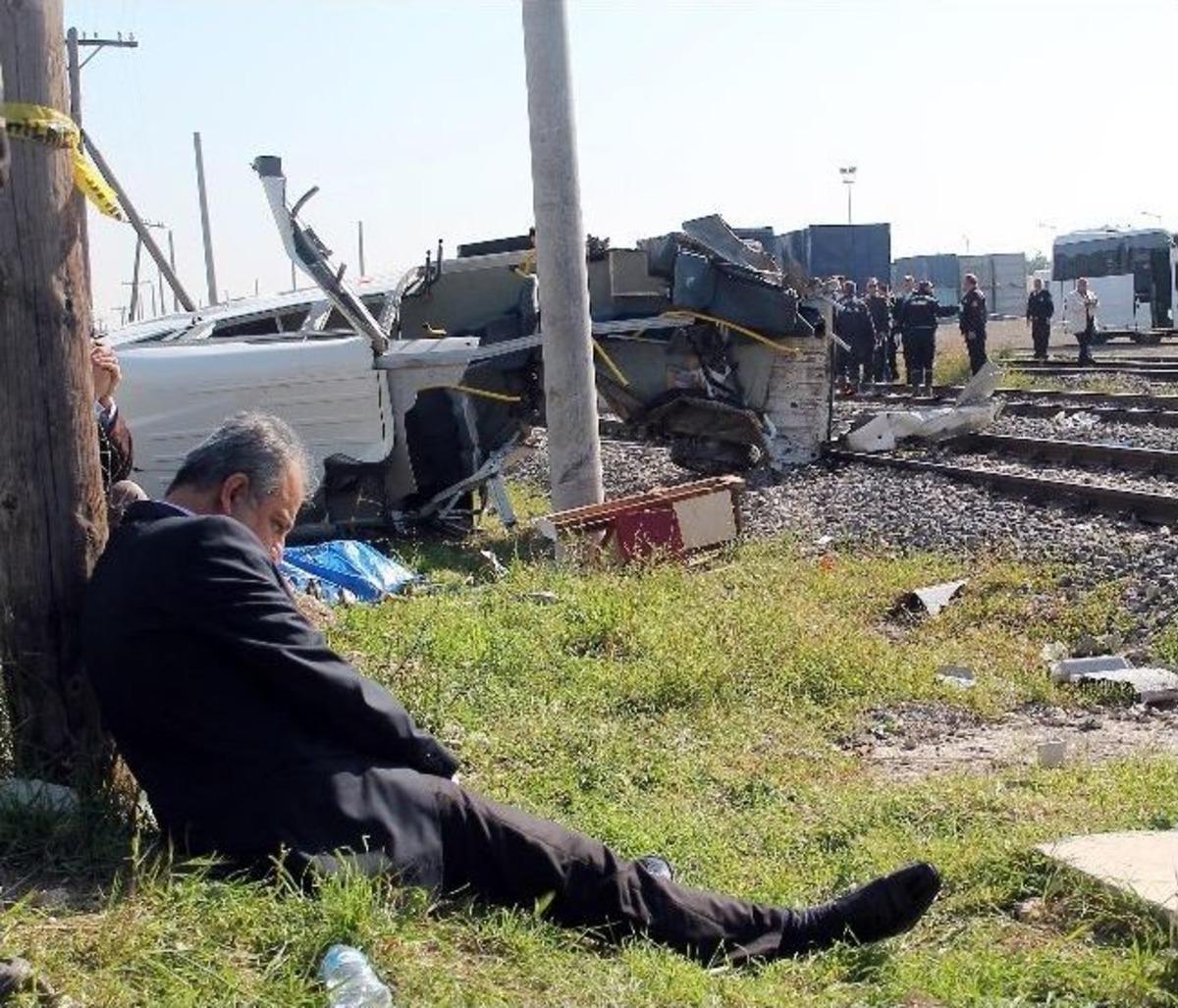 Mersin&rsquo;de Tren Servis Minib&uuml;s&uuml;ne &Ccedil;arptı: 9 &Ouml;l&uuml;, 5 Yaralı