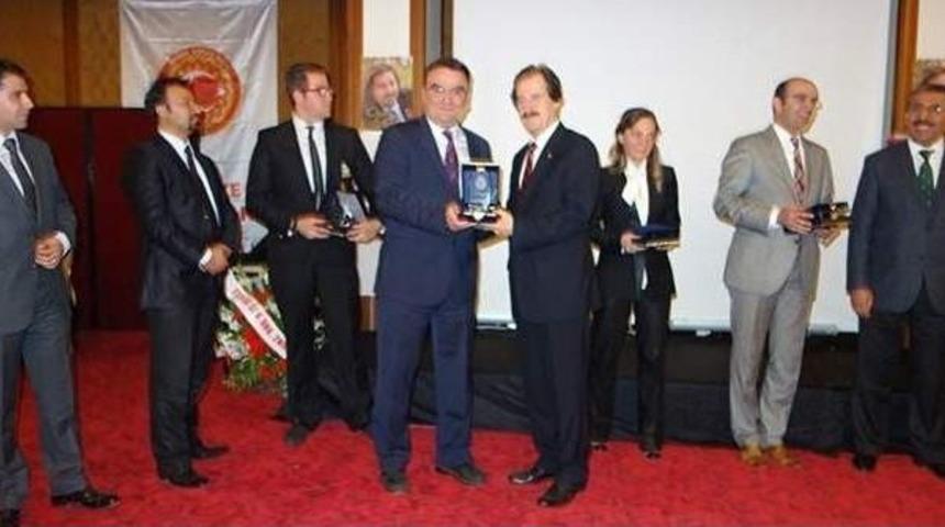 Şehit Ailelerinden İl Sağlık M&uuml;d&uuml;r&uuml; Dr. Ahmet &Ouml;ks&uuml;zkaya&rsquo; Ya Başarı Ve Hizmet &Ouml;d&uuml;l&uuml; Verildi