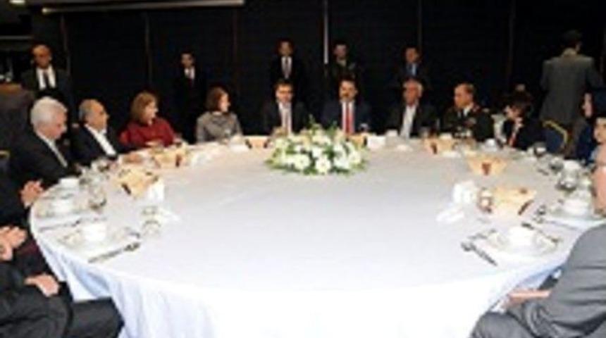 Vali K&uuml;&ccedil;&uuml;k&rsquo;ten Şehit Ailelerine Yemek