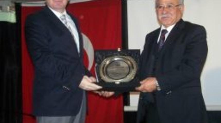 Kaymakam Karahan&rsquo;dan Hayırsever Cadıl&rsquo;a Plaket