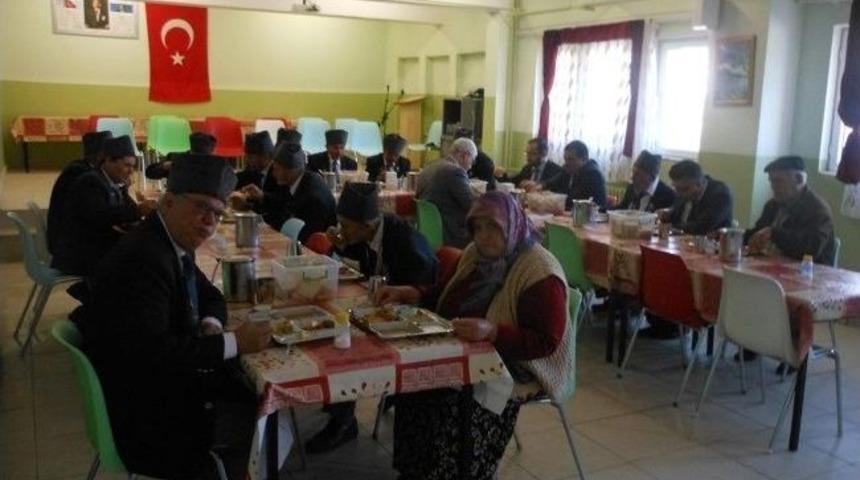 Kula'da Gaziler &Ouml;ğrencilerle Buluştu