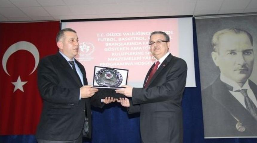 Vali Ali İhsan Su, Amat&ouml;r Spor Kul&uuml;plerine Malzeme Dağıttı