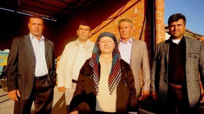66 Yaşında Kadın Başına K&ouml;yde Muhtarlığa Soyundu!