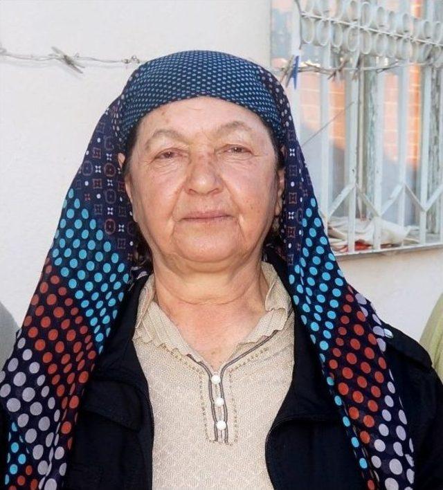 66 Yaşında Kadın Başına Köyde Muhtarlığa Soyundu! 2