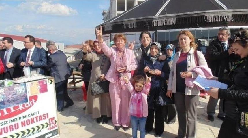 &Uuml;niversiteli &Ouml;ğrenciler Şehitler İ&ccedil;in Lokma Dağıttı