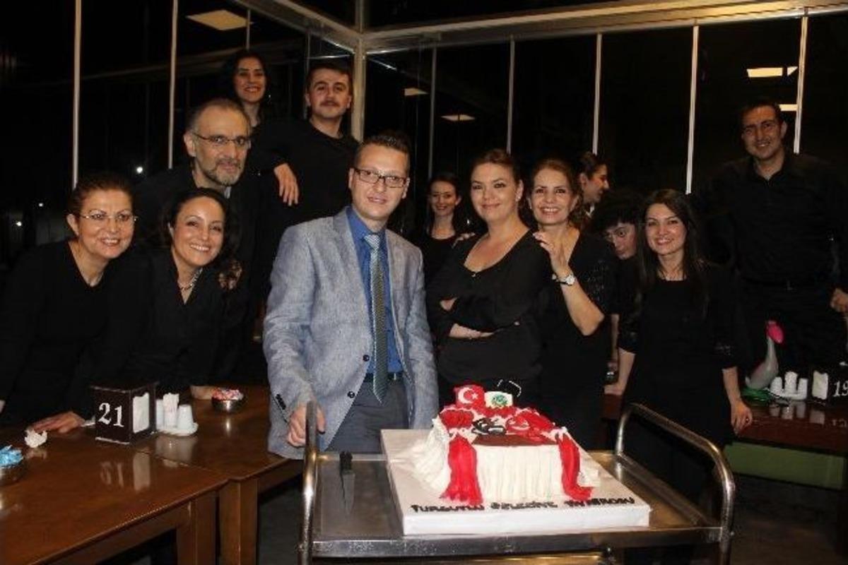 "bir Varmış &Ccedil;ok Yokmuş" Ayakta Alkışlandı