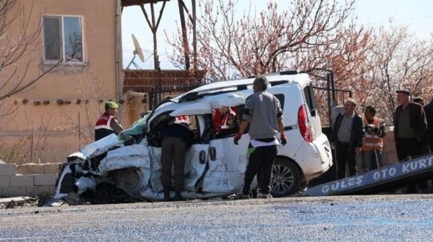 Niğde&rsquo;de İş&ccedil;i Servisiyle Otomobil &Ccedil;arpıştı: 3 &Ouml;l&uuml;, 9 Yaralı