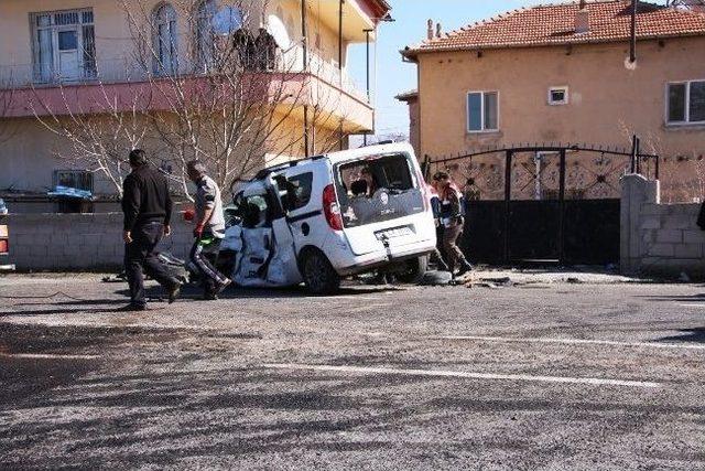 Niğde’de İşçi Servisiyle Otomobil Çarpıştı: 3 Ölü, 9 Yaralı