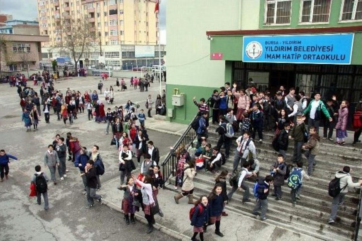 Bursa'da Koku Paniği Y&uuml;zlerce &Ouml;ğrenci Hastanelik Oldu