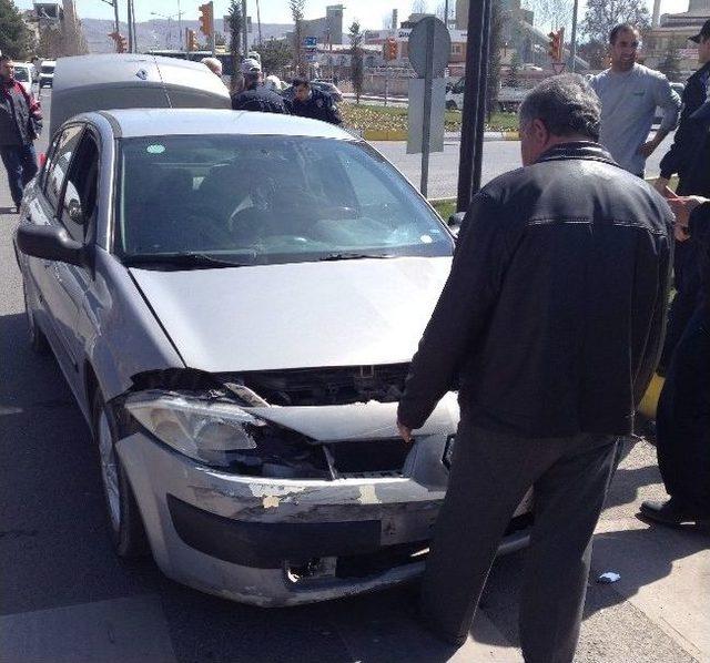 Kırmızı Işık İhlali Kazaya Neden Oldu, 2 Kişi Yaralandı