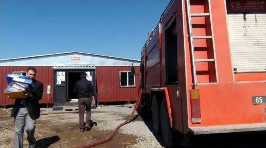 Erciş Adliyesi&rsquo;nde Korkutan Yangın