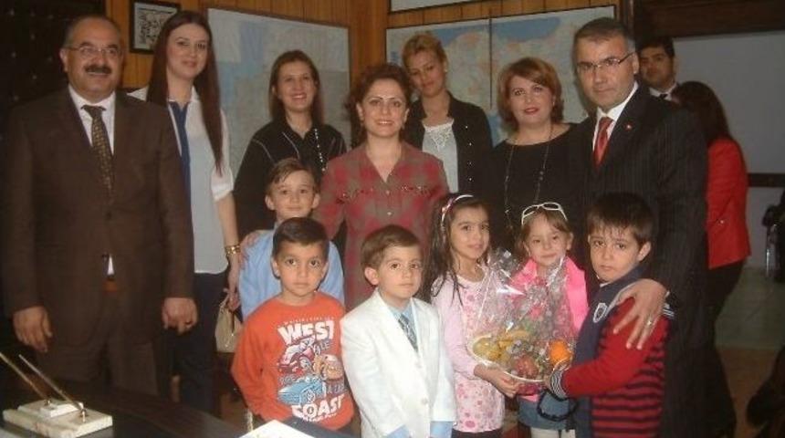 Burhaniye&rsquo;de Miniklerden Kaymakam Ziyareti
