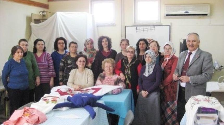 Burhaniye&rsquo;de Kurslar Kadınlara Altın Bilezik Oldu