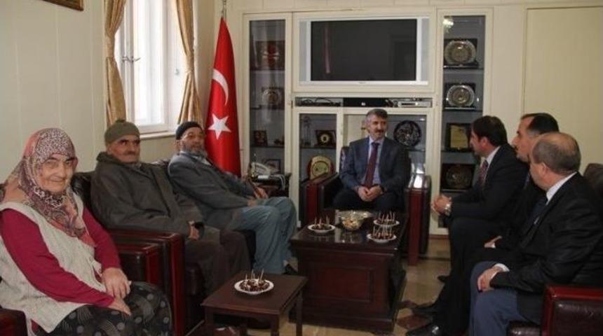 Yaşlılardan Vali &Uuml;nl&uuml;er'e Anlamlı S&uuml;rpriz