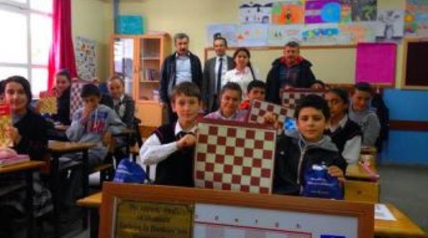 T.İş Bankası A.Ş. &lsquo; nin &Ouml;ğrencilere Desteği S&uuml;r&uuml;yor