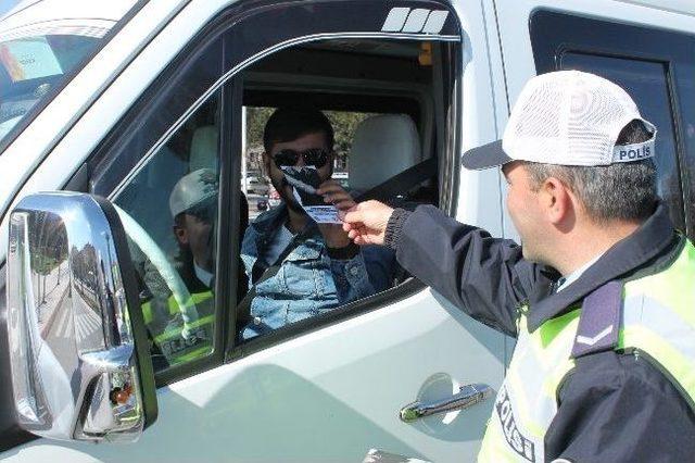 Elazığ&rsquo;da Polis, S&uuml;r&uuml;c&uuml;leri Hız Ve Emniyet Kemeri Konusunda Uyardı 1