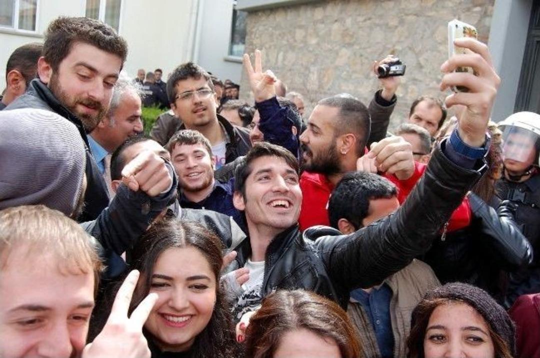 &Ouml;ğrenciler Polis M&uuml;d&uuml;r&uuml;yle "selfıe" &Ccedil;ektirdi