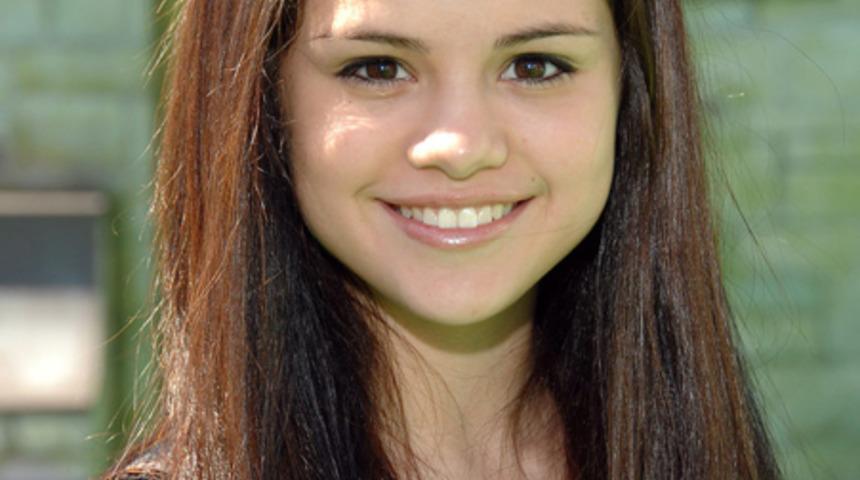 Ge&ccedil;mişten bug&uuml;ne Selana Gomez'in değişen stili