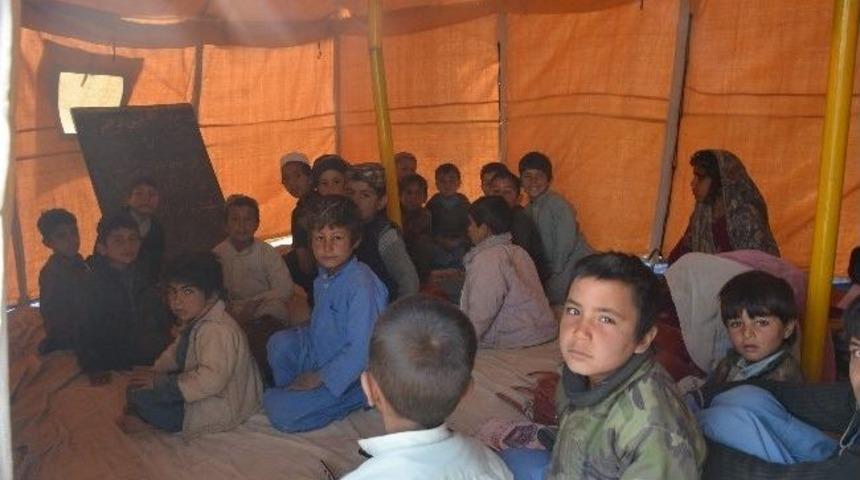 Afganistanlı G&ouml;&ccedil;ebe &Ouml;ğrencilere &Ccedil;adır Desteği