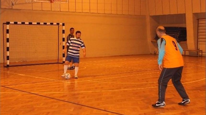Yalovalı Antren&ouml;rler H&uuml;nerlerini Futsalda Sergiledi