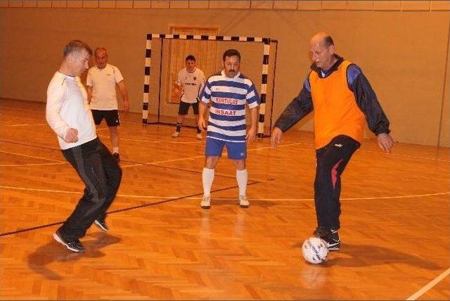 Yalovalı Antren&ouml;rler H&uuml;nerlerini Futsalda Sergiledi 1