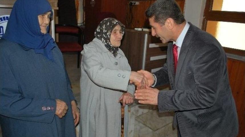 90 Yaşında Kuran &Ouml;ğreniyorlar