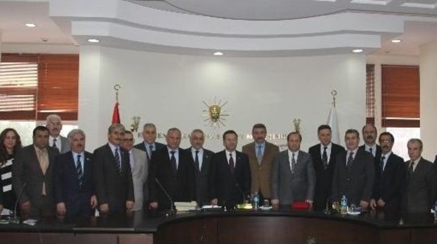 Vali Aksoy&rsquo;dan Enc&uuml;men &Uuml;yelerine Plaket