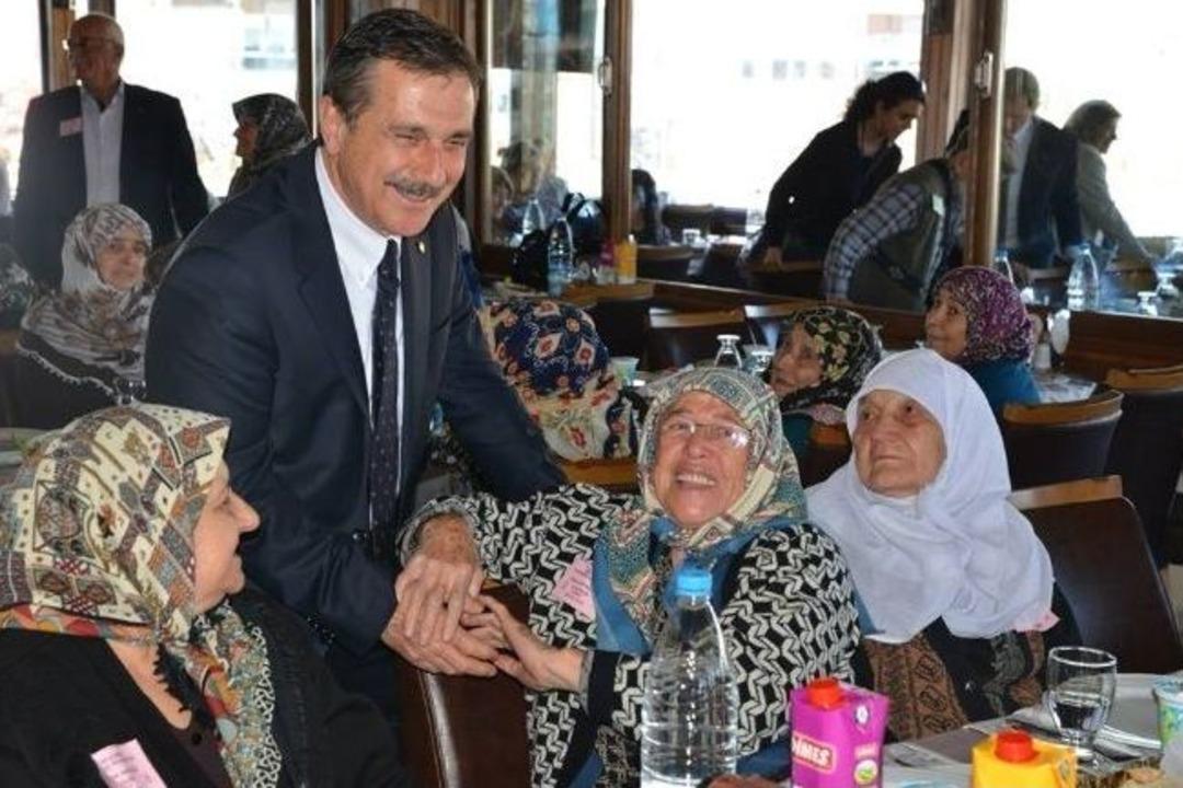 Başkan Ata&ccedil; Yaşlılarla Yemekte Bir Araya Geldi