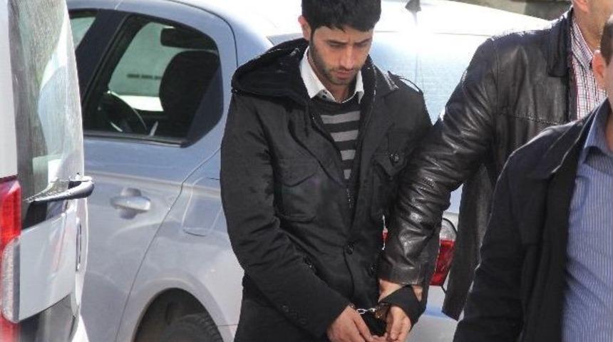 Telefonla 40 Bin Lira Dolandırıp, Paraları Tost Makinesi İ&ccedil;inde Kargoya Verdiler