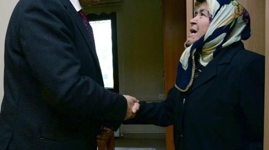 Parkinson Hastası Ayşe Teyzeden Başkan D&uuml;ndar&rsquo;a Teşekk&uuml;r Ziyareti