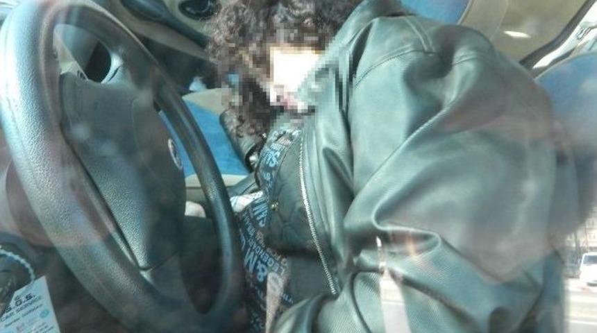 Aracında Kalp Krizi Ge&ccedil;iren &Ouml;ğretmen Kurtarılamadı