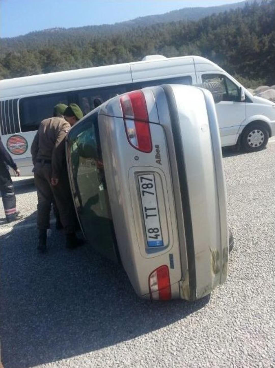 Milas'ta Otomobil Yan Yattı: 2 Yaralı