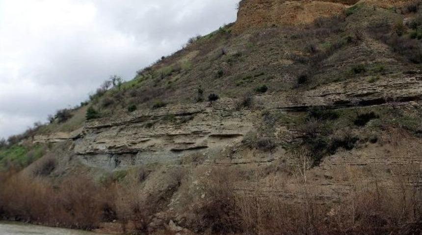 U&ccedil;urumdan D&uuml;şen Gencin Hayati Tehlikesi S&uuml;r&uuml;yor