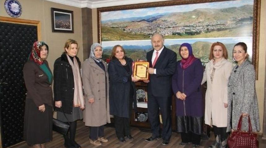 Kadınlar Derneğinden Belediye Başkanı Polat'a Ş&uuml;kran Plaketi