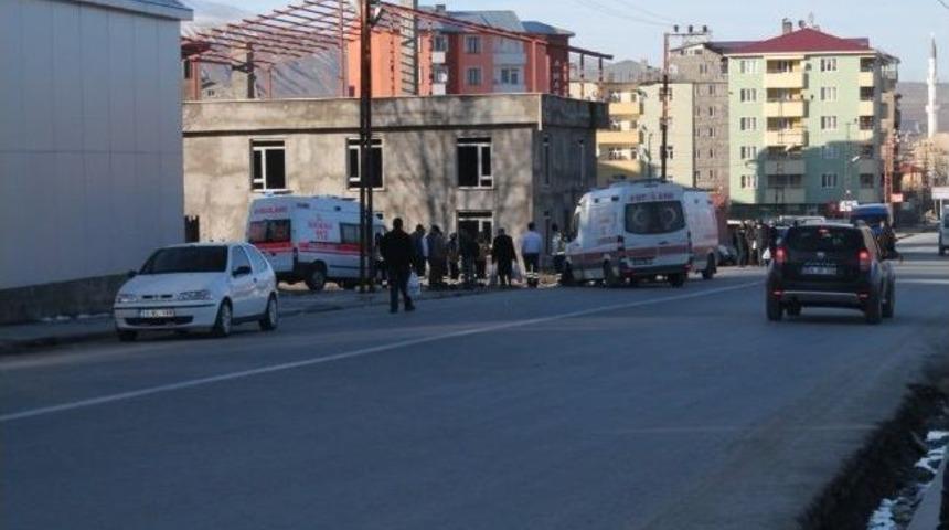Ambulansla Otomobil &Ccedil;arpıştı: 4 Yaralı