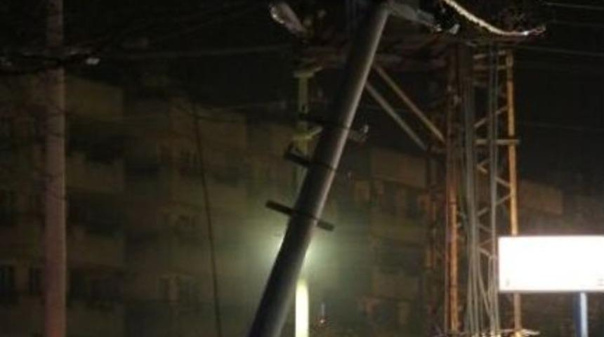 Milas'ta Devrilen Elektrik Direği Vatandaşı Korkuttu