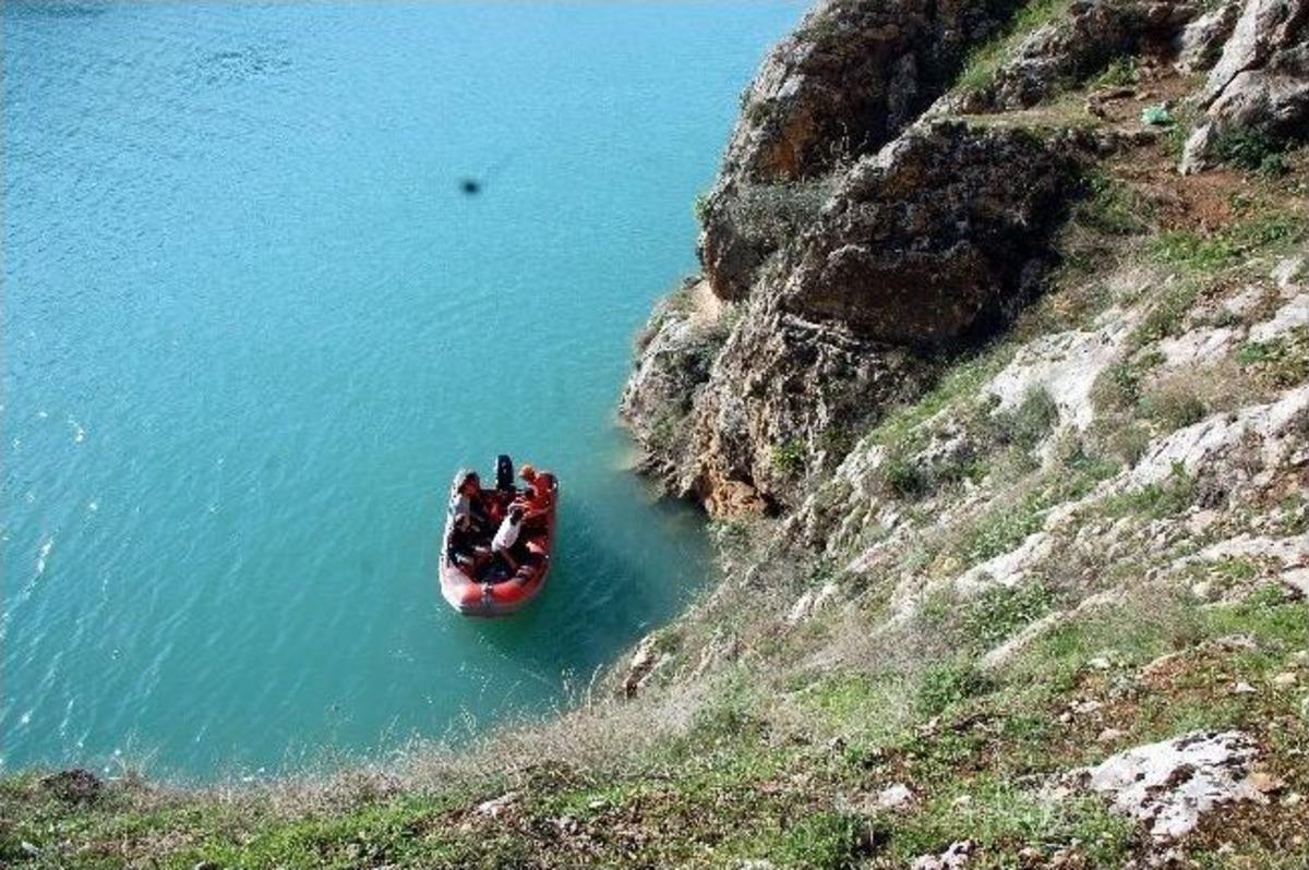Yabani Ot Toplarken Kayalıklardan Suya D&uuml;şt&uuml;