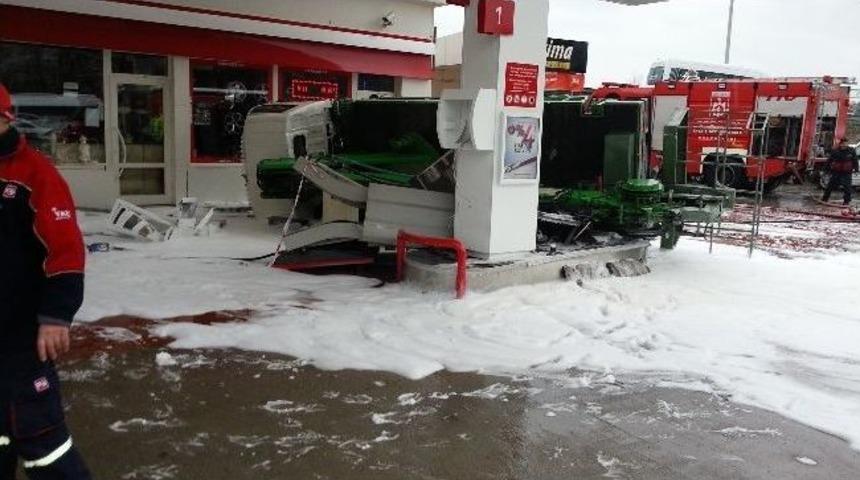 Kamyon Benzin İstasyonuna Girdi